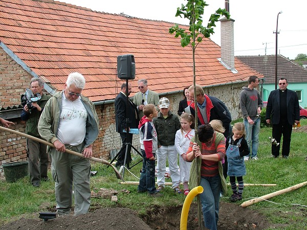 Sázení stromů - 2.5.2009