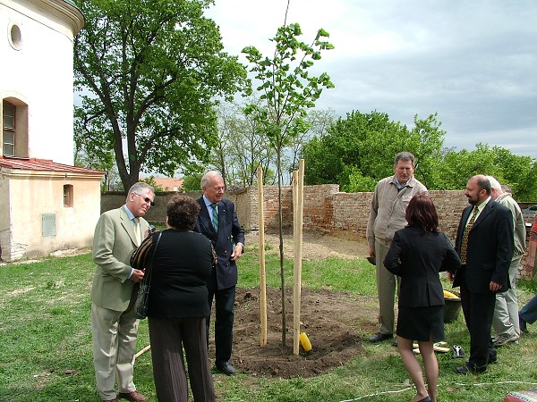 Sázení stromů - 2.5.2009