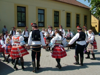 Krojované hody Litobratřice 2009 – Tancování u kulturního domu