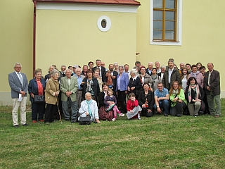 Setkání rodáku v Litobratřicích 9.5.2015 - Společné fotografování rodáků před kostelem sv. Jiří